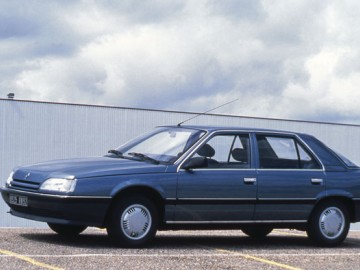 35 lat Renault 25